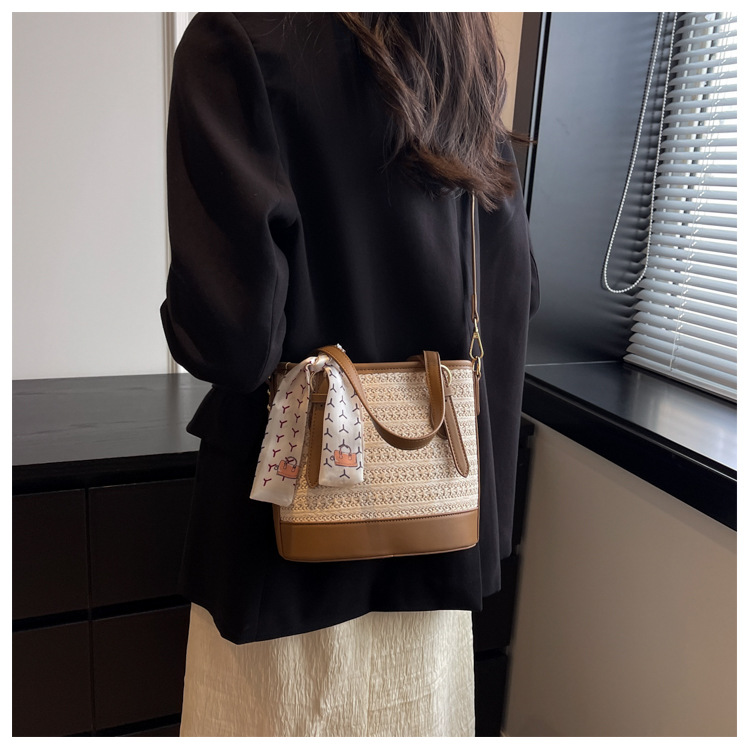 Women's Medium Straw Solid Color Beach Zipper Handbag display picture 4