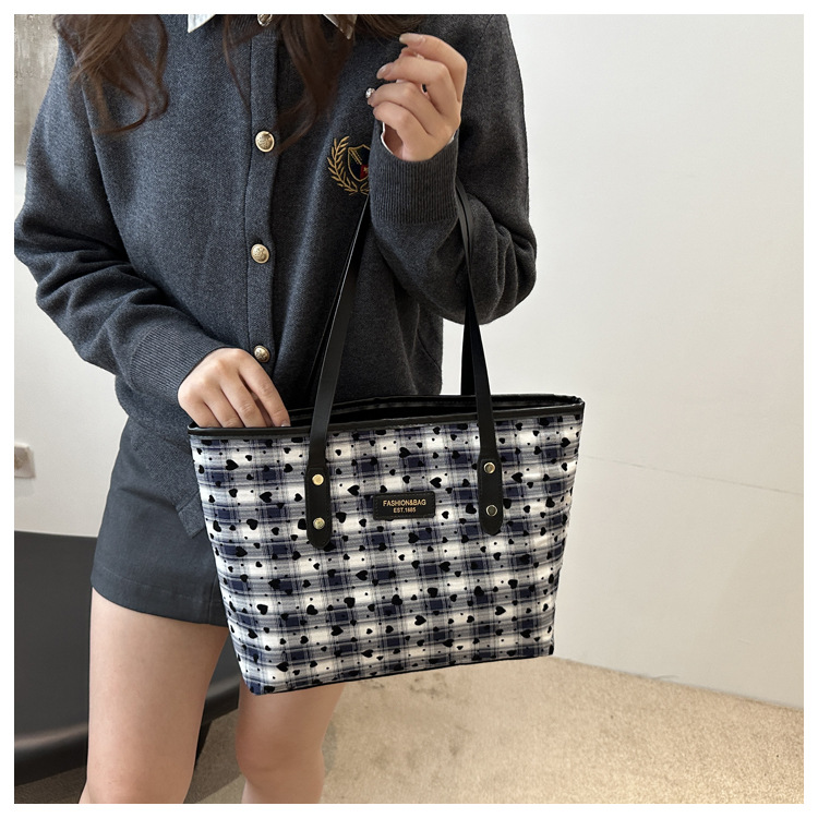 Fashionable large-capacity tote bag for women, new autumn 2024 collection, casual retro single-shoulder bag, commuter handbag, cross-border bag undefined