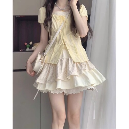 Gentle sweet girl, cute girl, cute girl, suit dress, summer vacation, two-piece waist-tight shirt, floral pleated short skirt, two-piece set