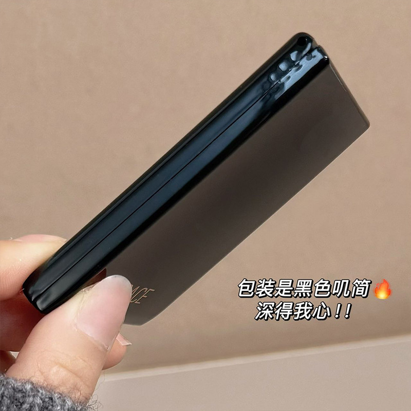 CACE黒金四色アイシャドー大地色珠光日常四色潮女が街を出て化粧を直して褐色の濃い色を持っている|undefined