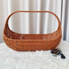 卵の果物の花かごに生け花の花を生かします。