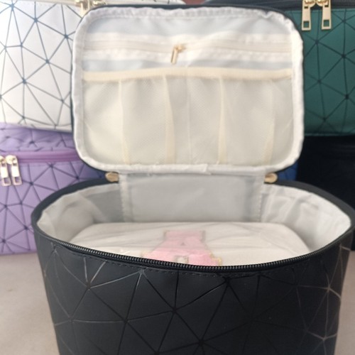 Ins-style ultra-popular waterproof honeycomb tote makeup bag, portable waterproof travel storage bag PU toiletry bag