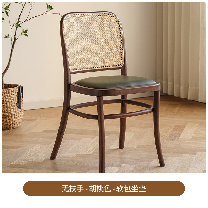 월넛 컬러의 부드러운 쿠션