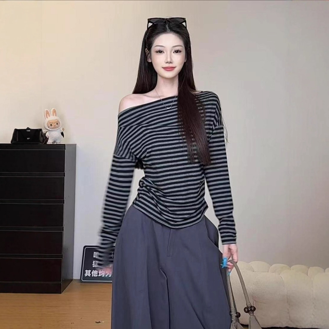 Primavera y otoño una sensación de relajación del hombro delgada chica caliente estilo rayas camiseta de manga larga de estilo coreano de mujer perezosa camiseta de hombro inclinada