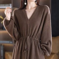 ワンピースの女性vネックがゆったりしています。
