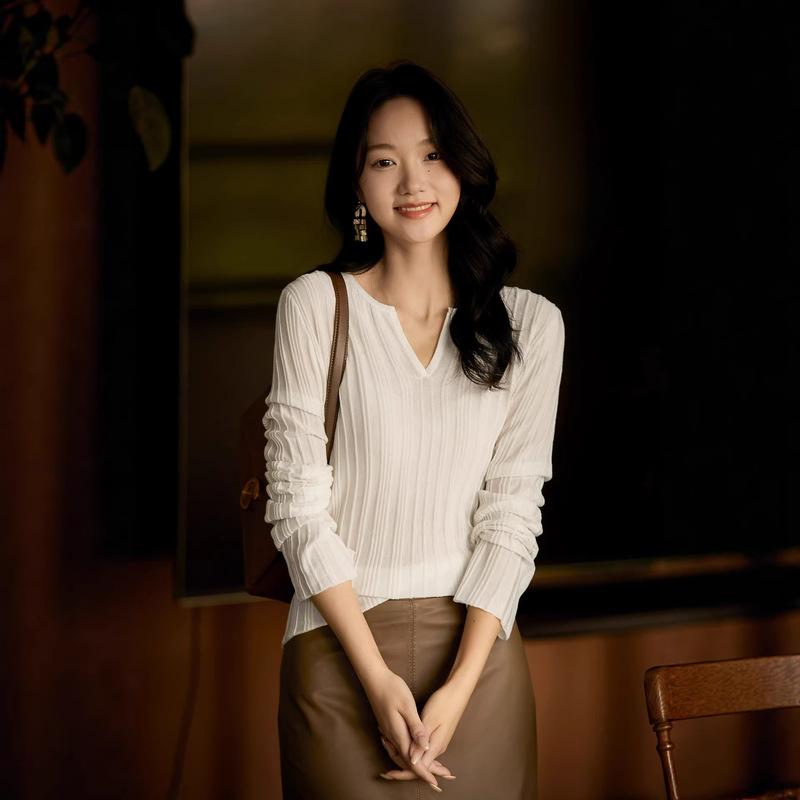Zhengqite Clothing/2026 V-Neck Knitwear Top with Silk and Wool Blend, Vertical Ribbed Design, and Raised Texture Zhengqite Clothing/2026 V-Neck Knitwear Top with Silk and Wool Blend, Vertical Ribbed Design, and Raised Texture