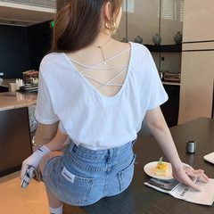 露背tシャツ女性2025新夏の大衆デザイン感は白い綿麻の背中の透かし彫り半袖上着を思いやります。