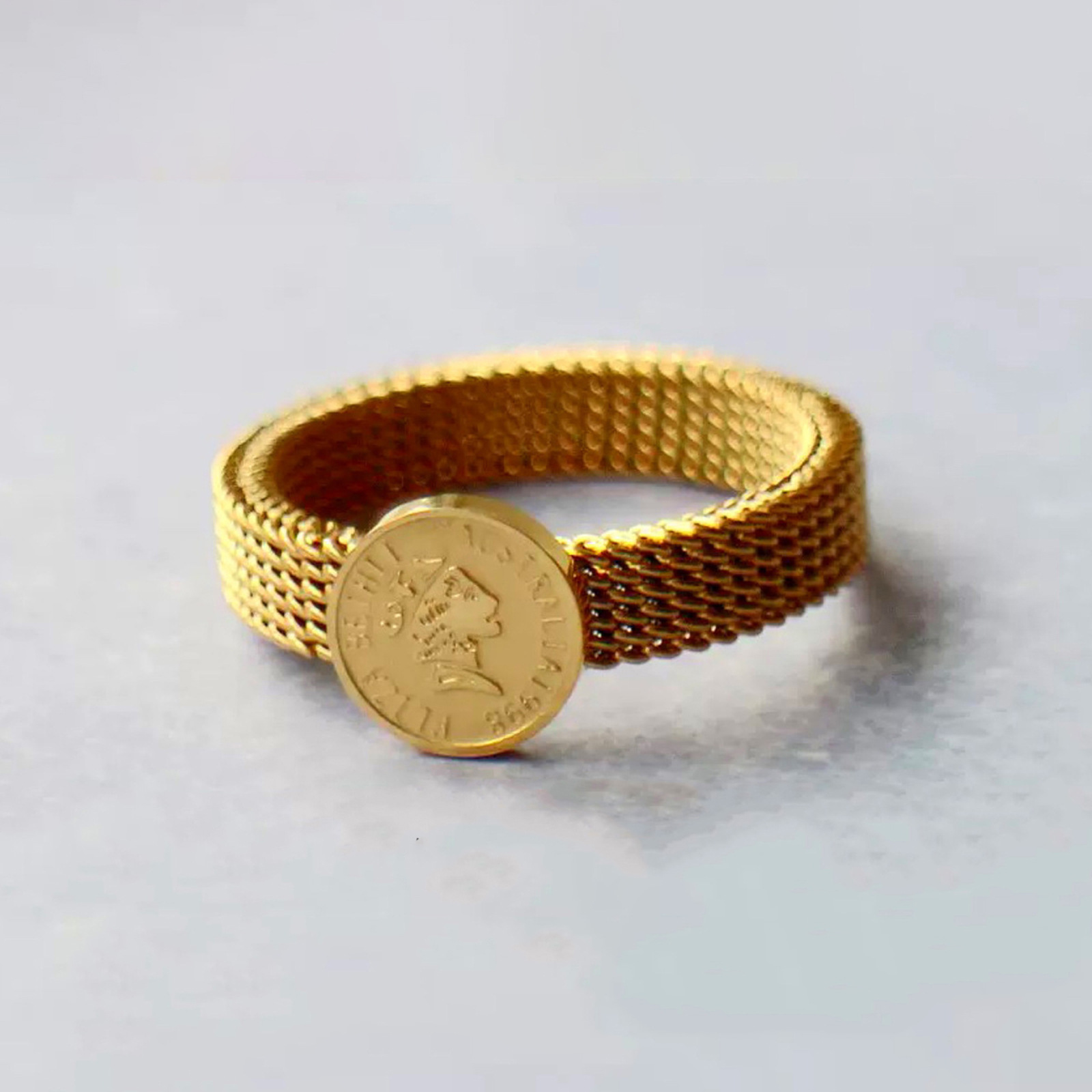 Queen Elizabeth Avatar oro no desvanece nicho de diseño de alto nivel estilo francés anillo de temperamento retrógrado para mujeres