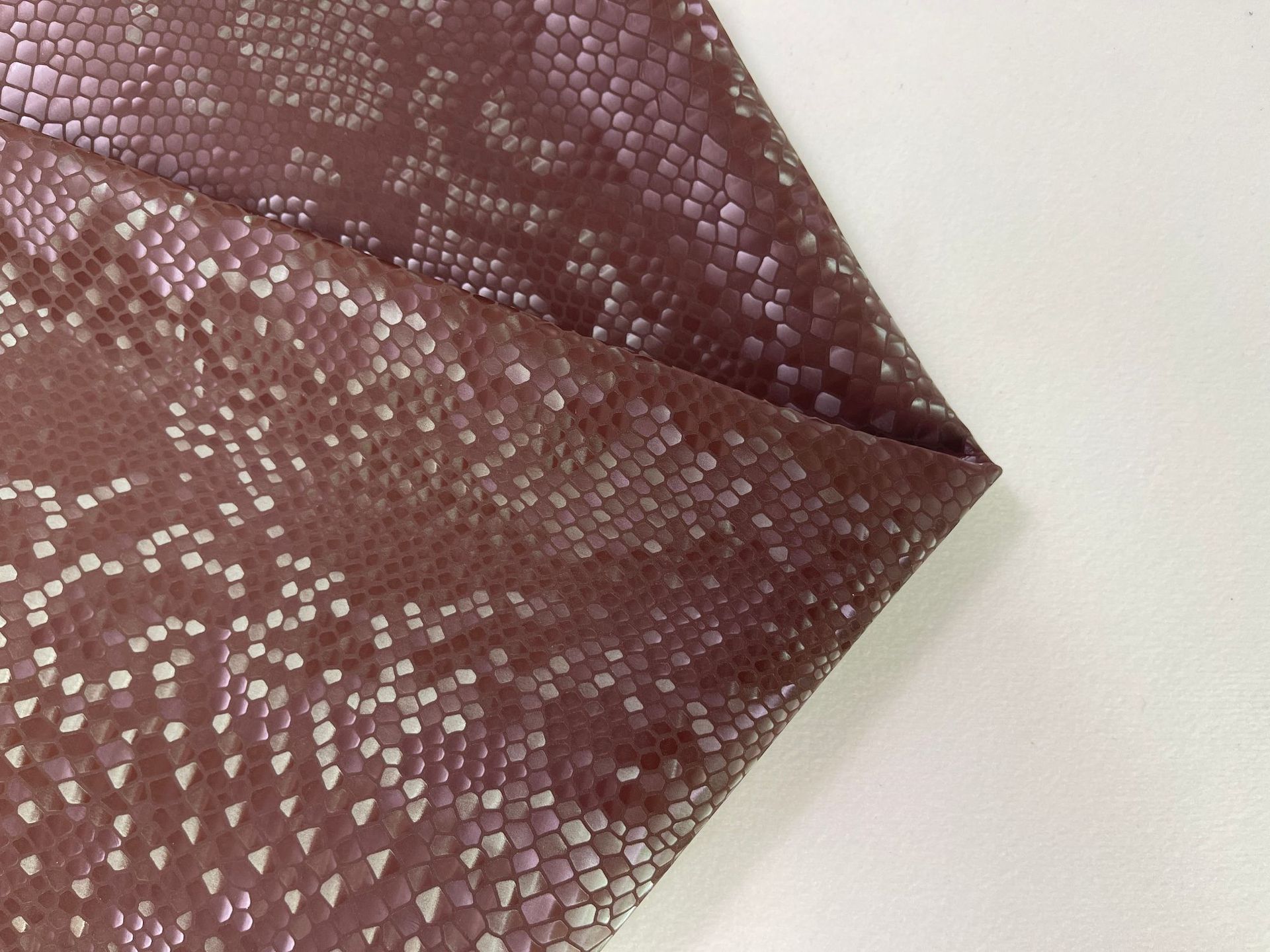 Fabricante spot PU equipaje de cuero artificial material de cuero brillante patrón de serpiente de alto brillo patrón de escamas de dragón bolso de cuero embalaje de la carcasa del teléfono móvil