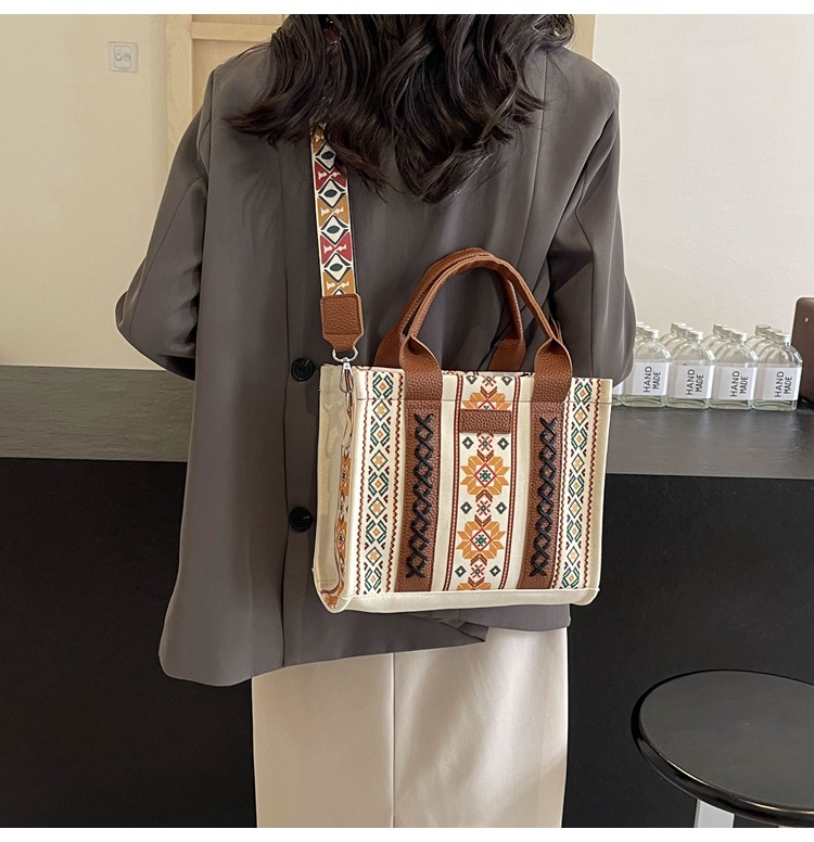 Women's Large Canvas Flower Elegant Vintage Style Streetwear Square Zipper Tote Bag display picture 10