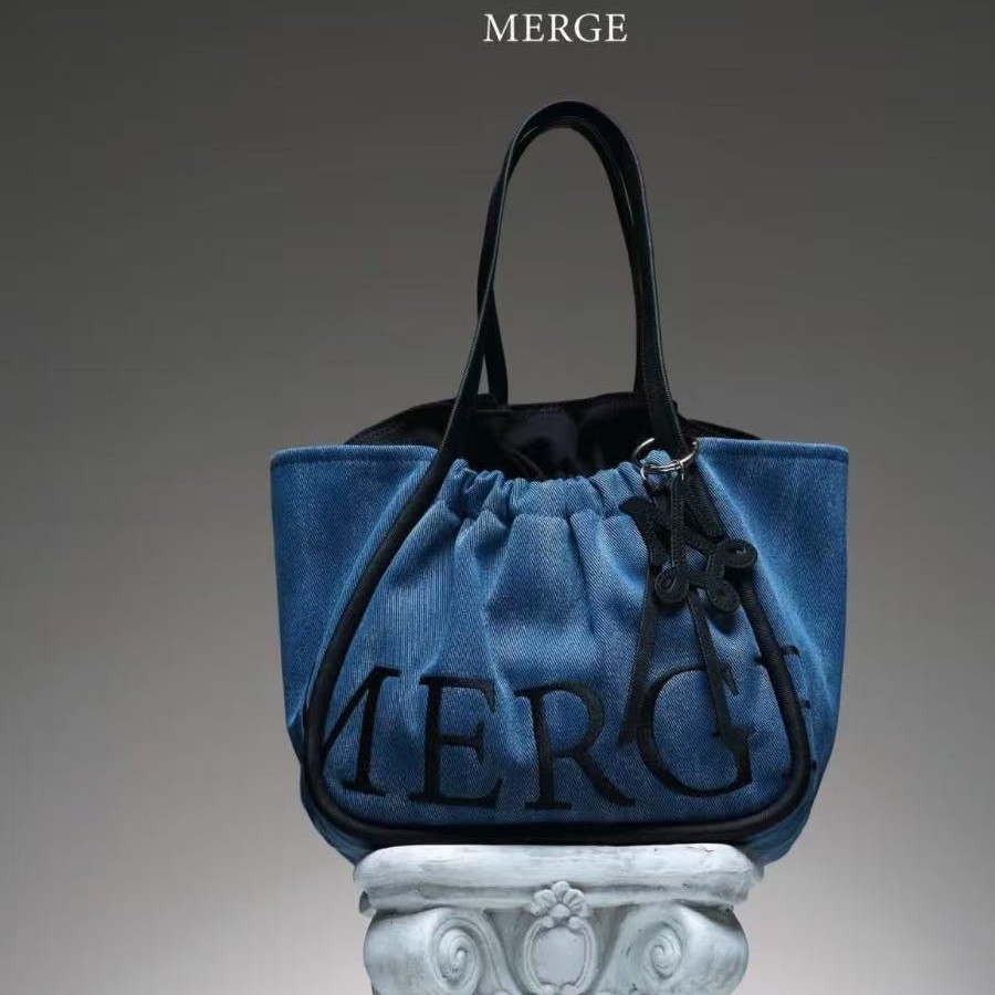 태국 MERGE 미디엄 사이즈 데님 컬러 토트백 2025 신상 심플 드로스트링 숄더백 겸 겨드랑이백 여성용 핸드백