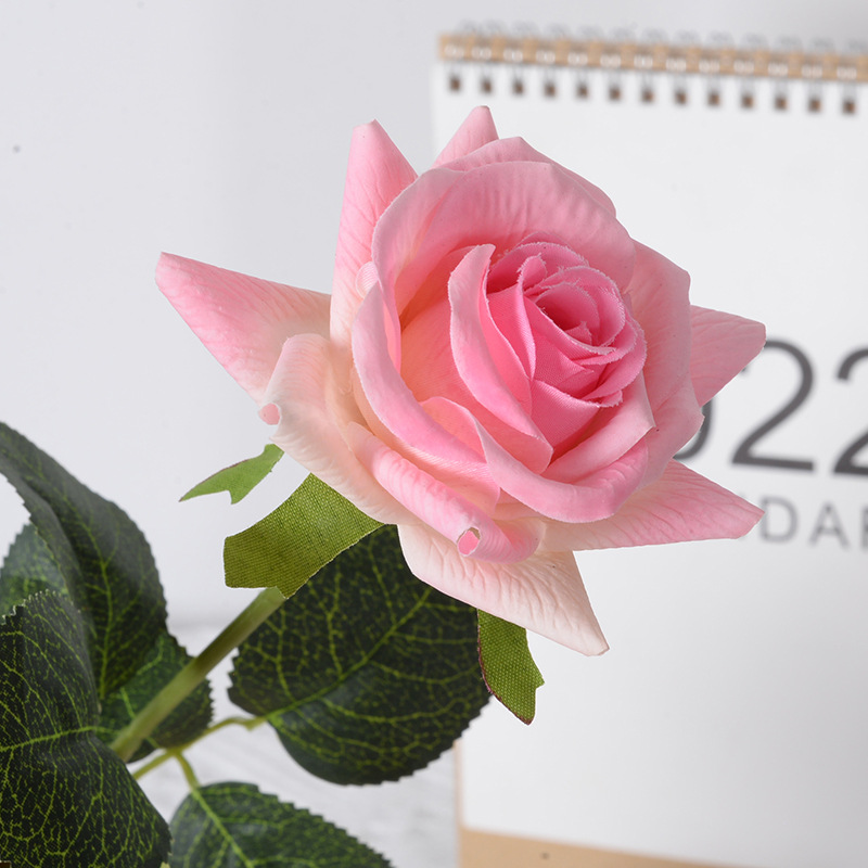 Rosa artificial sensación hidratante de gama alta sola rosa mano sosteniendo flor falsa boda Hotel hogar sala de estar Decoración