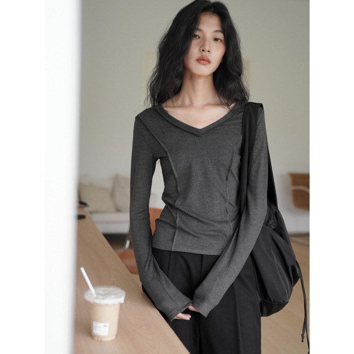 グレーのVネック、右肩長袖Tシャツ、女性用、秋の新作、スリムフィット、インナーウェア、デザイン性のあるニッチなフィッシュボーントップス|undefined