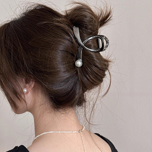 Metal Cross Pearl Clip Women's 2024 New High-end Hair Clip Medium Shark Clip Hair Clip at the Back of the Head