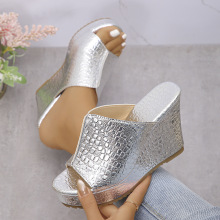 跨境2025夏季新款欧美风金色鱼嘴露趾一字时尚大码坡跟凉拖鞋批发