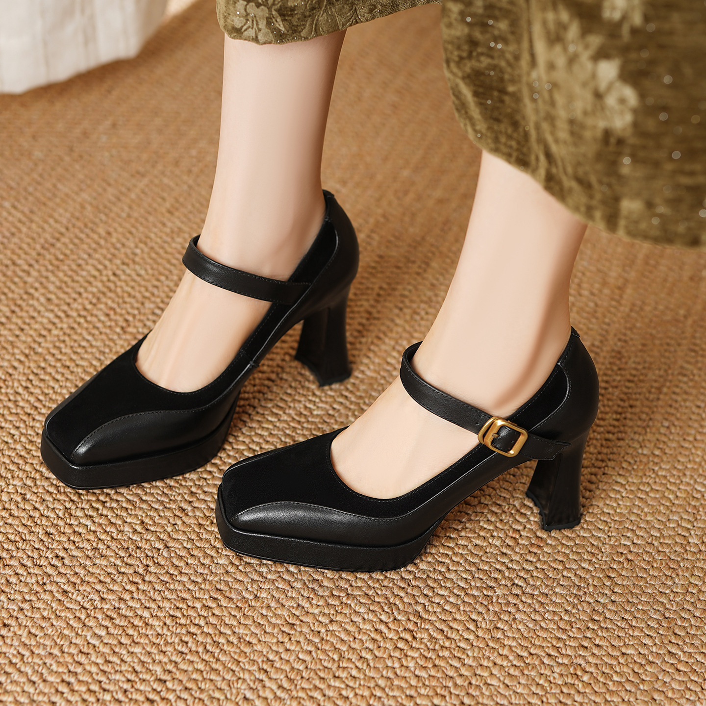 Giày cao gót nữ gót vuông 9 cm cổ điển quai một chữ khóa, mũi nhọn nông, đế dày — màu nâu