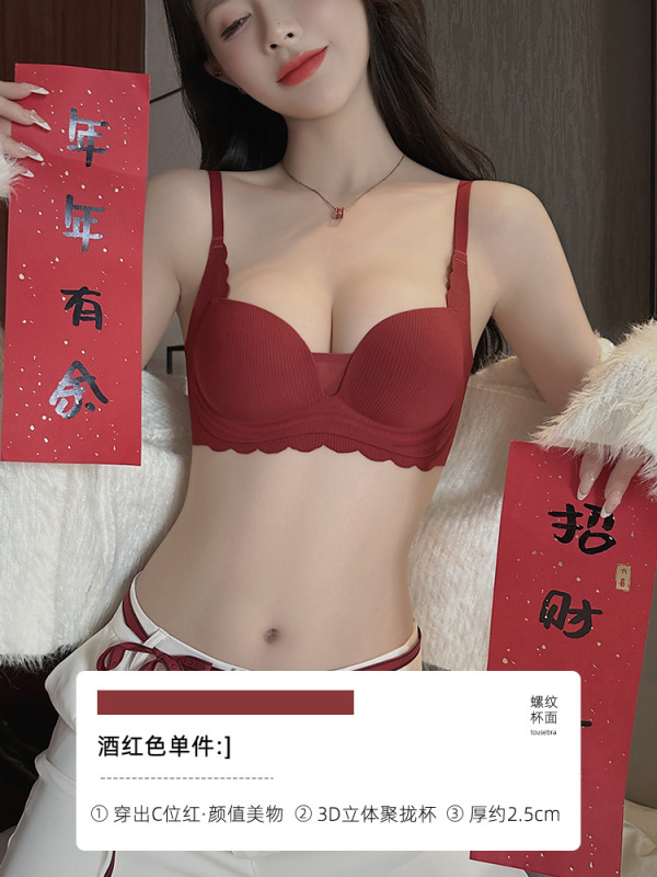 赤い下着の女性の本命年の竜のスーツの小さい胸は集まって厚いです。|undefined
