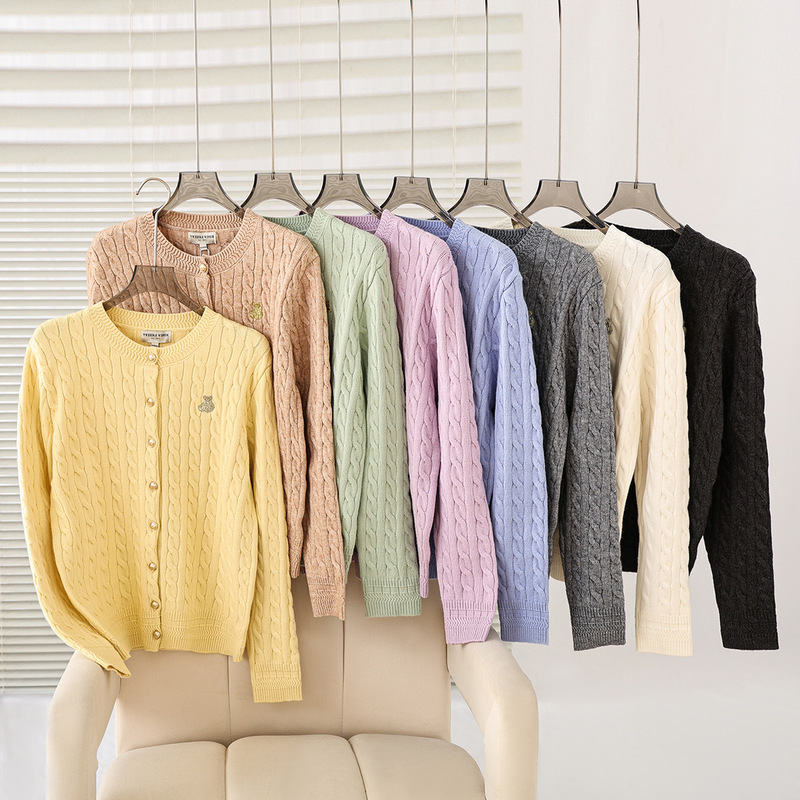 Zhao Lusi's 2026 Autumn/Winter New Collection: Women's Cable-Knit Cardigan Sweater, Model TTKC26A49E2AHK Zhao Lusi's 2026 Autumn/Winter New Collection: Women's Cable-Knit Cardigan Sweater, Model TTKC26A49E2AHK
