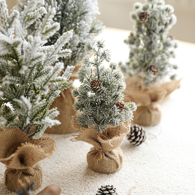 Nuevo mini árbol de Navidad de escritorio flocado árbol de nieve de Navidad envuelto escena decoración al por mayor