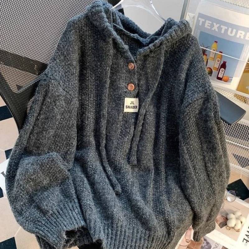 怠惰な風がゆったりしていて、帽子のセーターの女性は秋冬外に厚い韓国系ニットの上着を着ています。|undefined