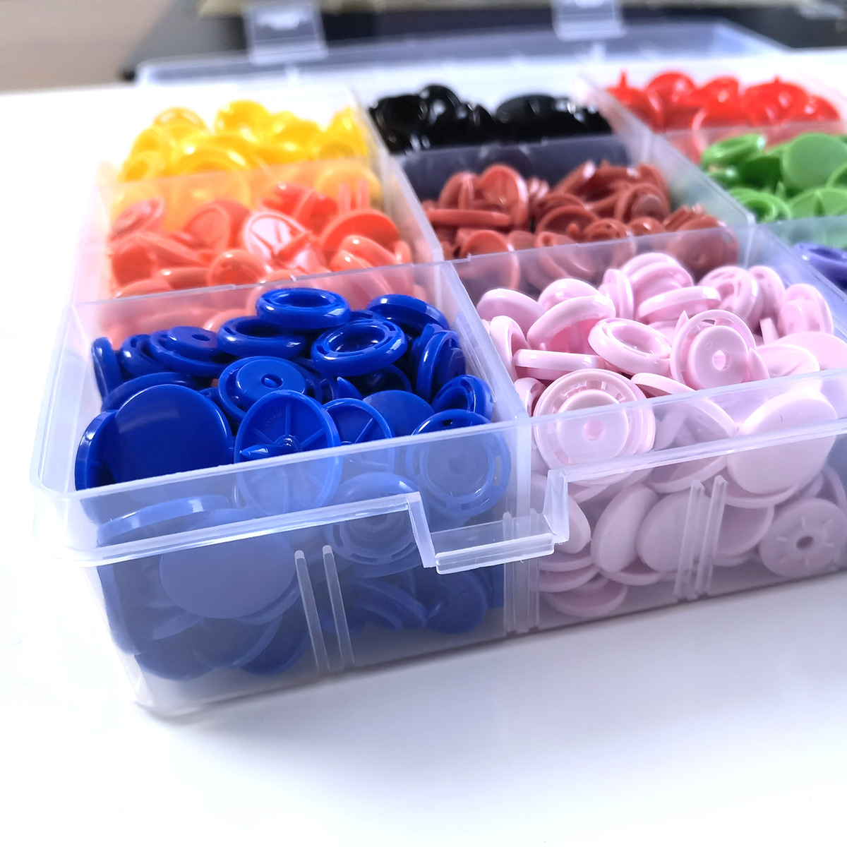 Fábrica de resina hualian transfronteriza T8 gran superficie en caja de plástico caja de botones a presión con botones de traje de herramientas