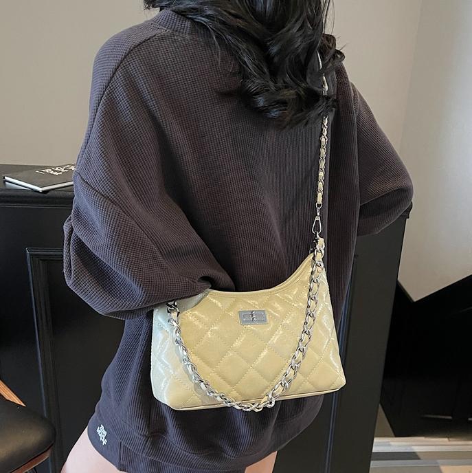 Bolso de axila de cadena de diamantes popular de este año para mujer 2025 nuevo bolso de hombro de estilo pequeño y fragante bolso de mensajero de estilo occidental de todo fósforo