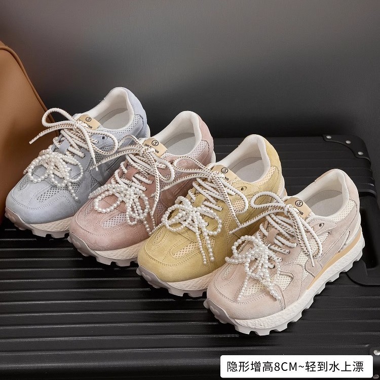 Pequeños zapatos de mujer de 8cm de altura interior zapatos de entrenamiento alemán 2025 zapatos deportivos de suela gruesa de malla de verano zapatos de papá zapatos Forrest Gump