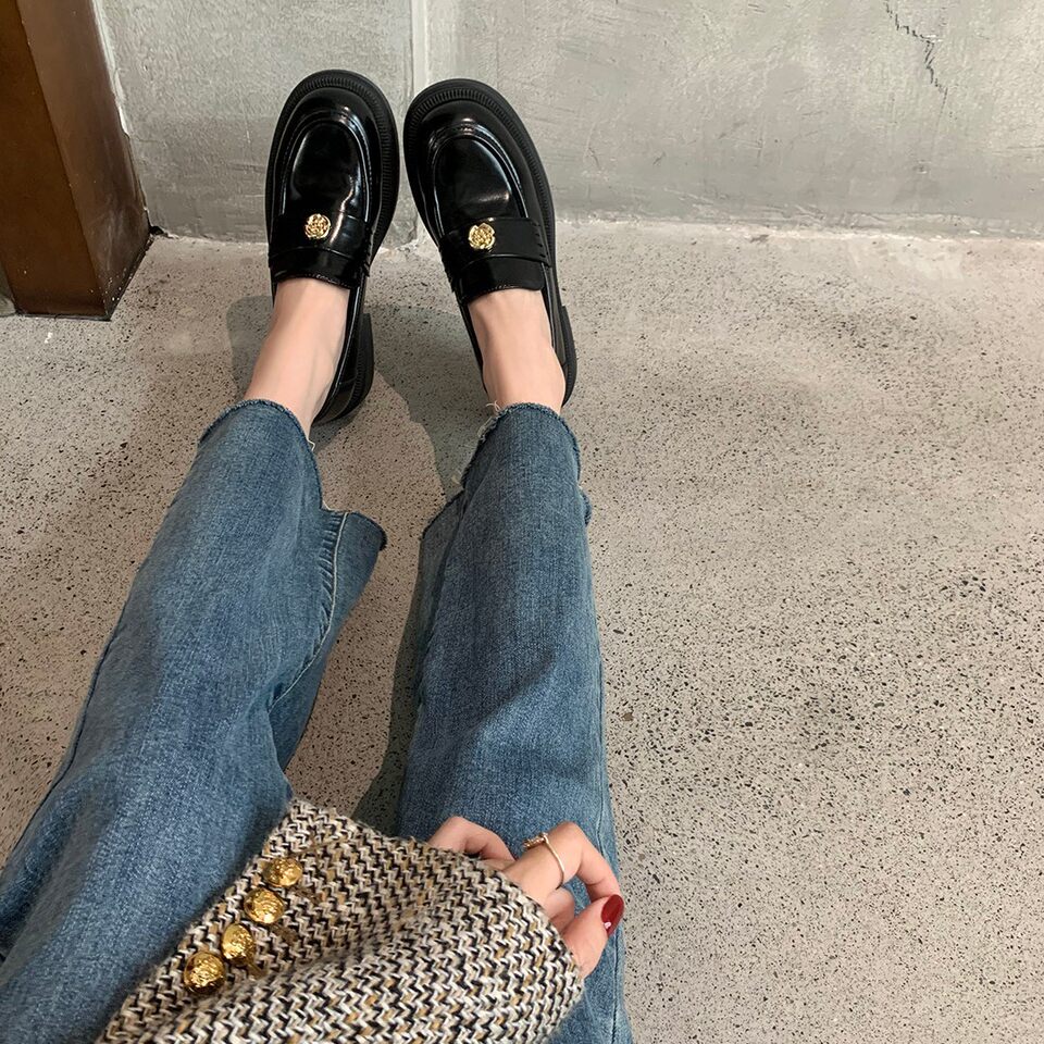 Giày lười nữ đế dày mũi tròn gắn khóa đồng xu nhỏ, giày da đơn gót thô 3–5 cm — Màu đen (lót nhung), Màu đen (trong da)