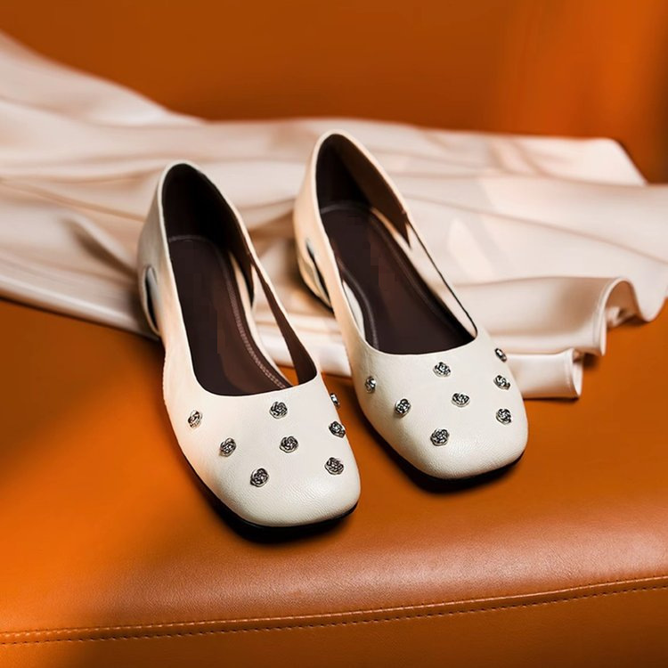 Remaches franceses temperamento de zapatos de verano para mujeres sandalias de tacón grueso 2026 nuevos zapatos planos