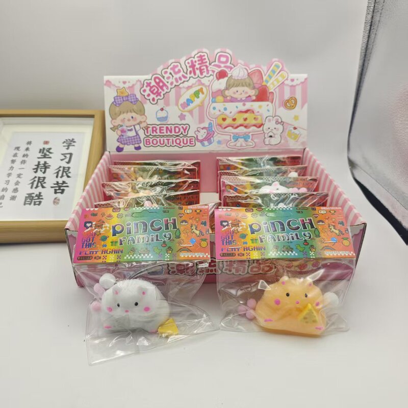 かわいいひよこ型のシリコン製ぬいぐるみ、圧迫感のある感触でストレス解消に最適なグッズです。|undefined