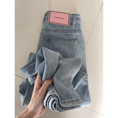 薄い色のハイウエストのジーパンの女性のナシの形の新型の小さい背の垂直感のストレートな筒のゆったりしているのが見えます。