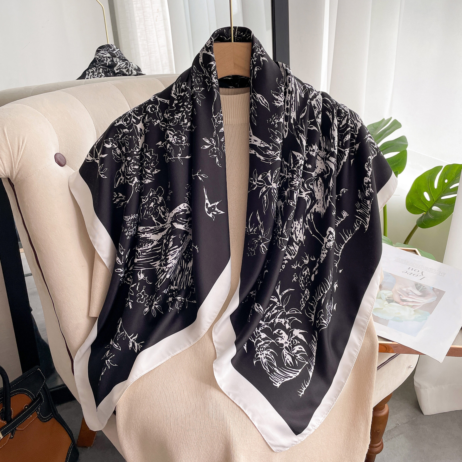 Pañuelo cuadrado de mujer con estampado de tinta blanco y negro_voghion.com