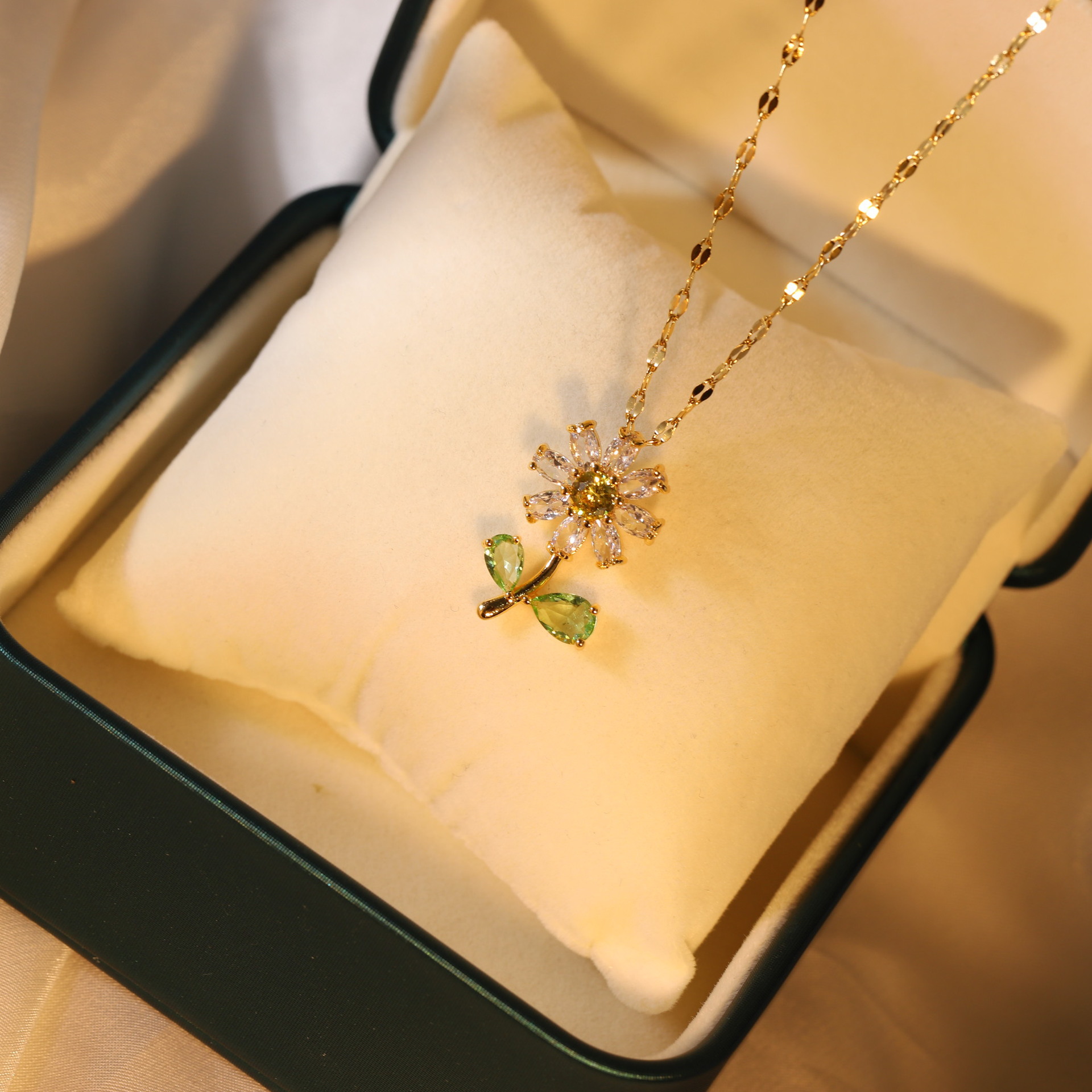 Fashion Flower Titanium Steel Inlay Zircon Pendant Necklace 1 Piece