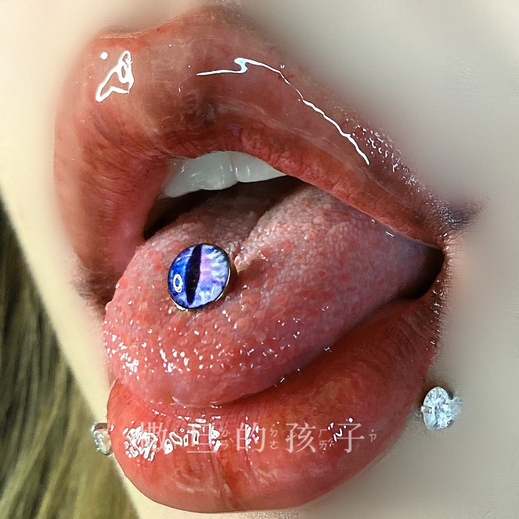 16G labret stud size and finish detail
