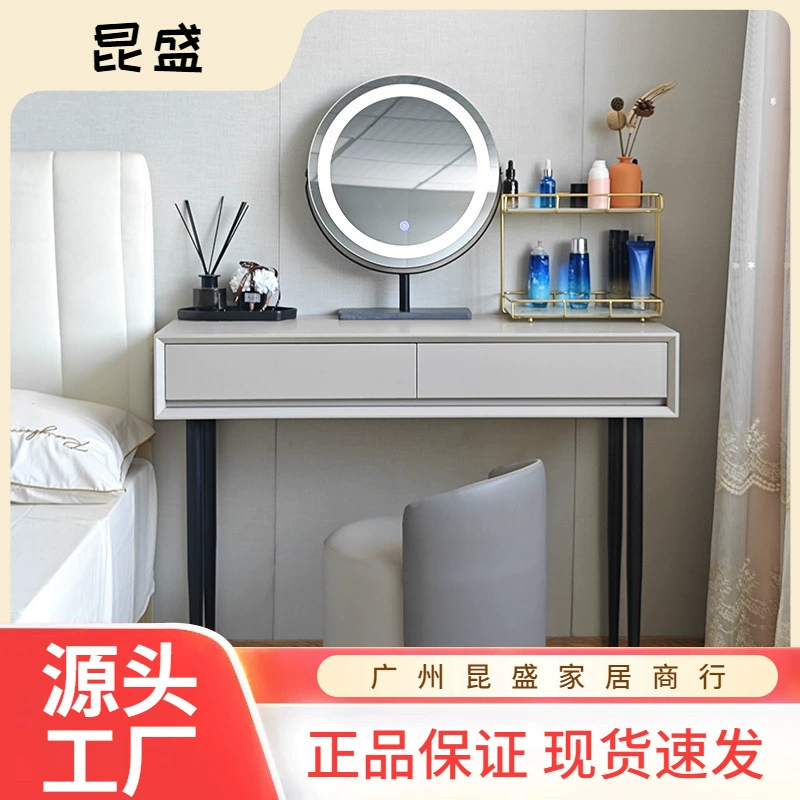 Простой современный туалетный столик из цельного дерева