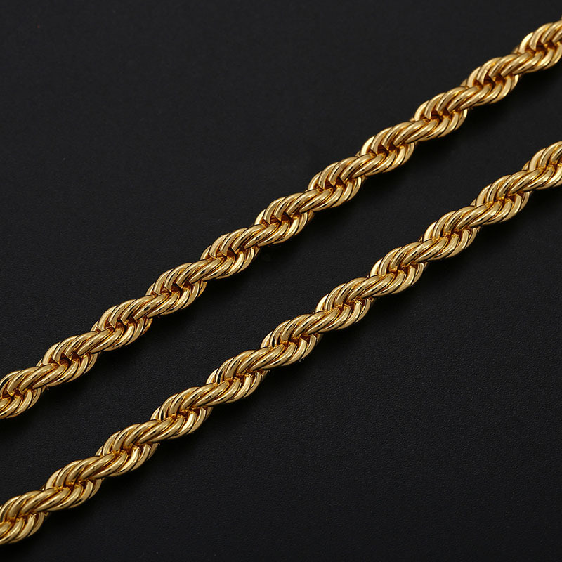 Collana con catena in acciaio al titanio e colore naturale abbinato, con intrecci di pasta fritta in acciaio inox di diverse dimensioni_voghion.com