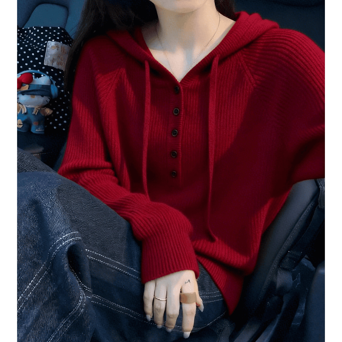 一件代发高级感红色韩系连帽纽扣长袖针织衫秋冬新款显瘦宽松上衣