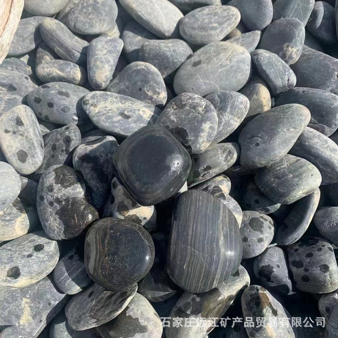 黑色鹅卵石大小黑石铺地工地黑河卵石原石园林景观造景装饰水洗石