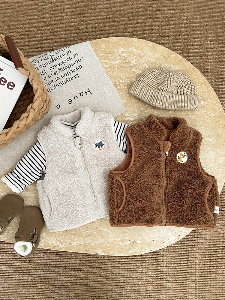 Baby chaleco más chaleco de terciopelo otoño y invierno engrosado vestido exterior para niños y niñas estilo extranjero cordero hombro caliente clip de marea