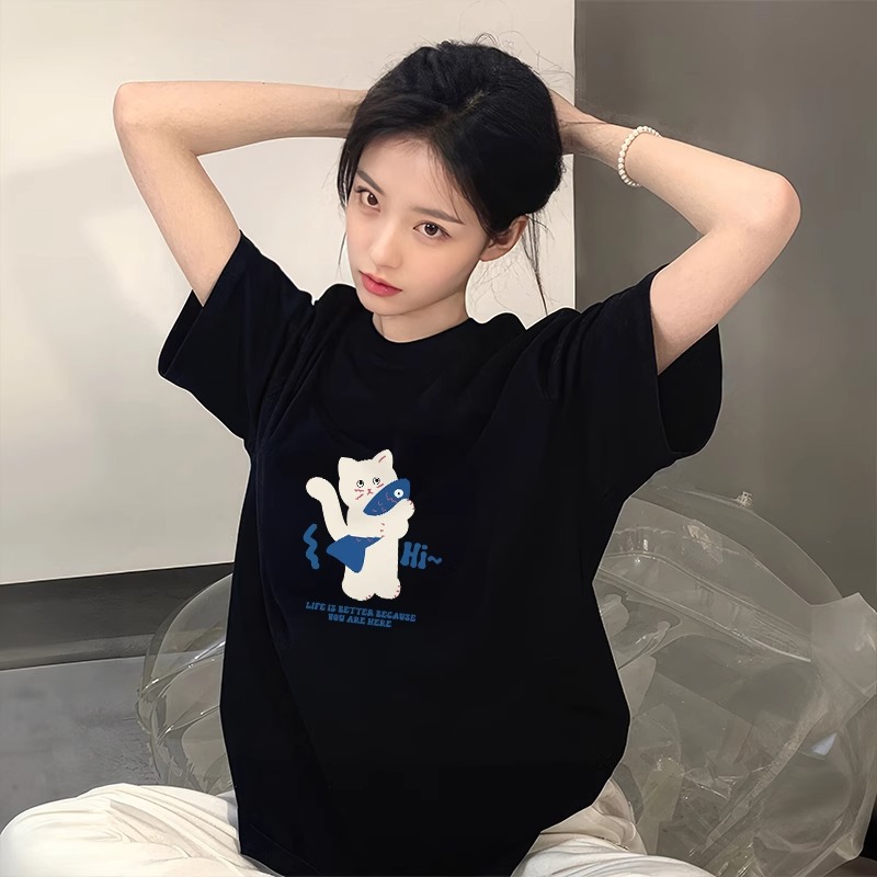 검정색(물고기를 먹고 있는 서 있는 고양이)