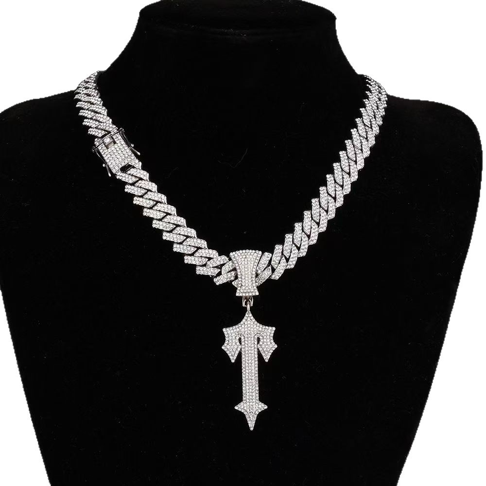 Collar unisex de aleación de zinc con colgante de espada cruzada de hip-hop transfronterizo, cadena cubana con diamantes completos, joyería de nicho hip-hop.