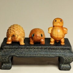 崖の柏の木の彫刻の動物の手の部品の金銭のカメの長寿のカメは財を招いて宝の自動車の小さい置物の富甲の天下に入ります。