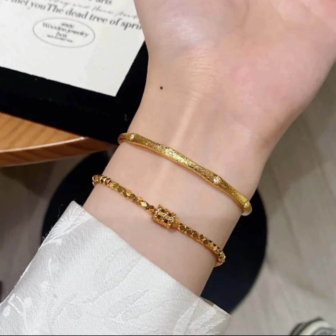 Bracciale in oro sabbia stile cinese bangle intagliato donna_voghion.com