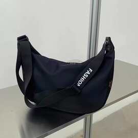 小众简约斜挎饺子包女新款休闲运动风牛津布单肩包大容量女包包