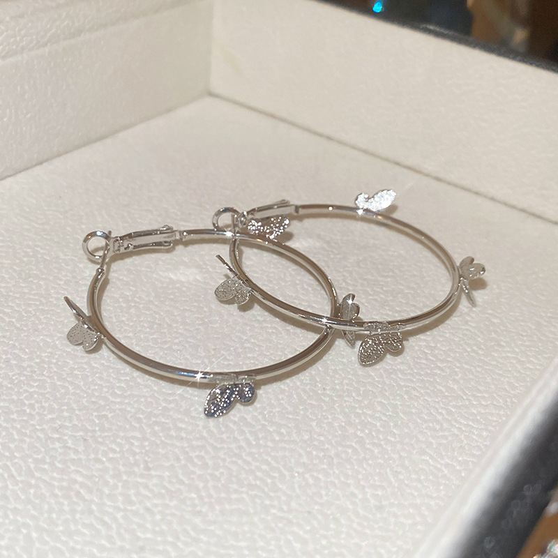 Aguja de plata Pendientes de lazo europeo y americano Estilo frío Pendientes de nicho de moda simple Pendientes de todo fósforo Lujo ligero Sensación de alto nivel Mujer