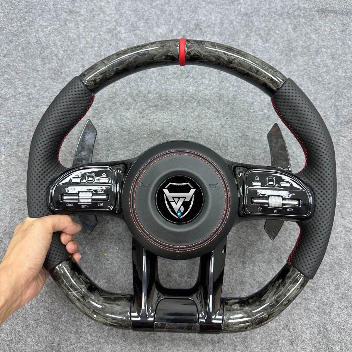 Подходит для всех серий Mercedes-Benz, кованый узор сверху и снизу, перфорированная чёрная кожа слева и справа, кованые лепестки переключения передач