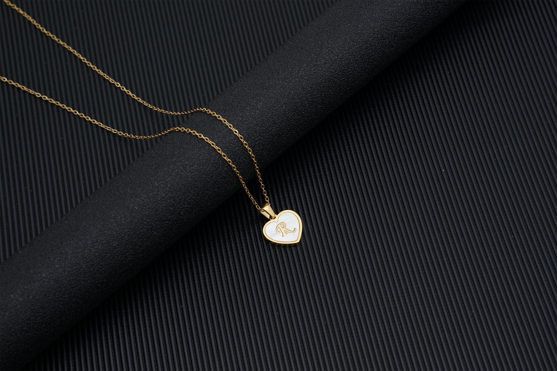 Europa y América 18K oro amor clavícula cadena de las mujeres de acero inoxidable corazón blanco madre colgante 26 letras titanio acero collar
