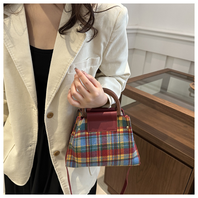 This is a trendy and stylish single-shoulder underarm bag with a contrasting color for the autumn of 2024. It features a unique design and is retro and individualistic undefined