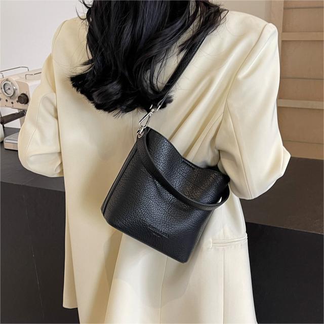 Bolsa de mano con estampado de litchi de alta calidad, dama, 2024 primavera y verano, nueva bolsa de hombro universal, diseño simple, bolsa de cubo