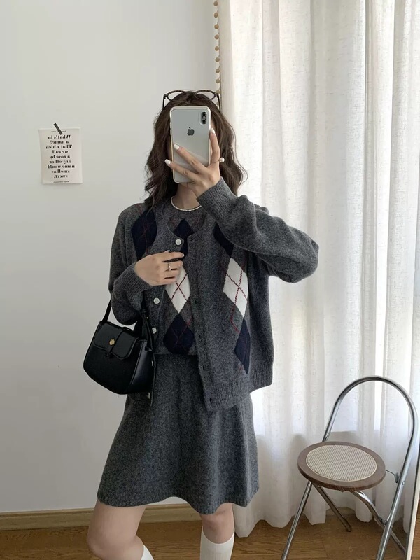 十三行春秋短袖撞色圆领上衣+淑女长袖针织开衫+松紧腰短裙三件套|undefined